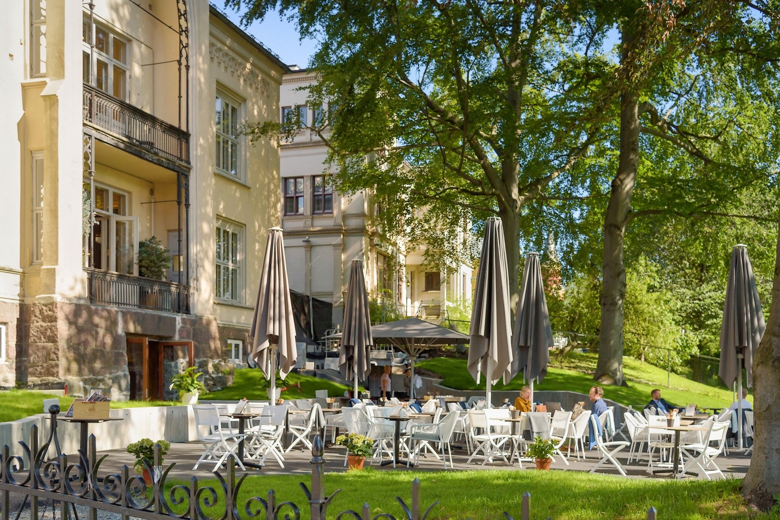 En rekke serveringssteder, populære restauranter og kaféer like utenfor døren. Galleribilde