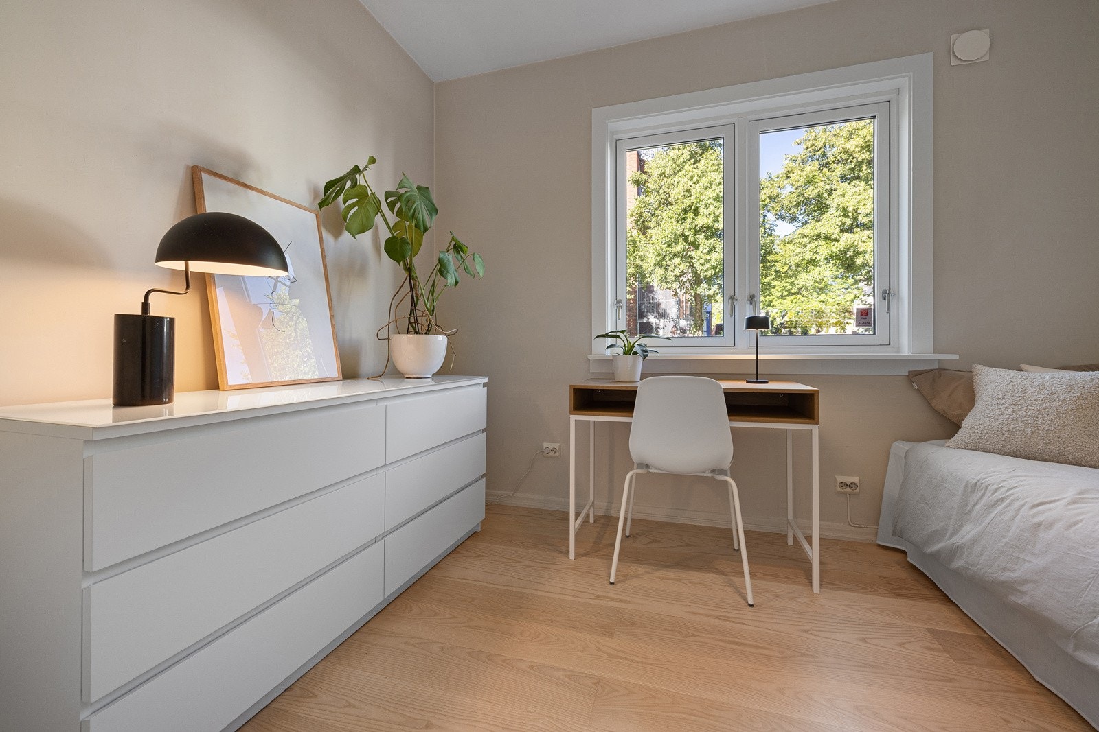 Soverom med fine lysforhold og frodig utsyn. Galleribilde