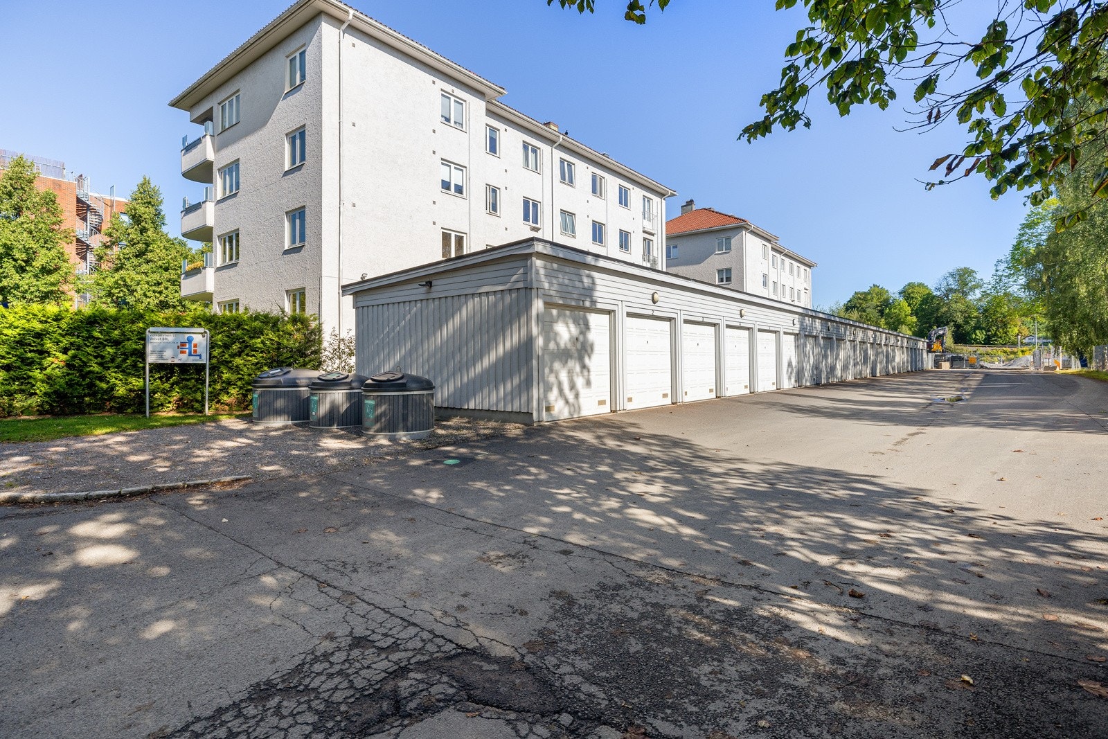 Unike parkeringsforhold med garasjeanlegg fra 2012 med 23 plasser som leies ut til andelseierne. Det er også beboerparkering med elbil lading samt gjesteparkering. Galleribilde