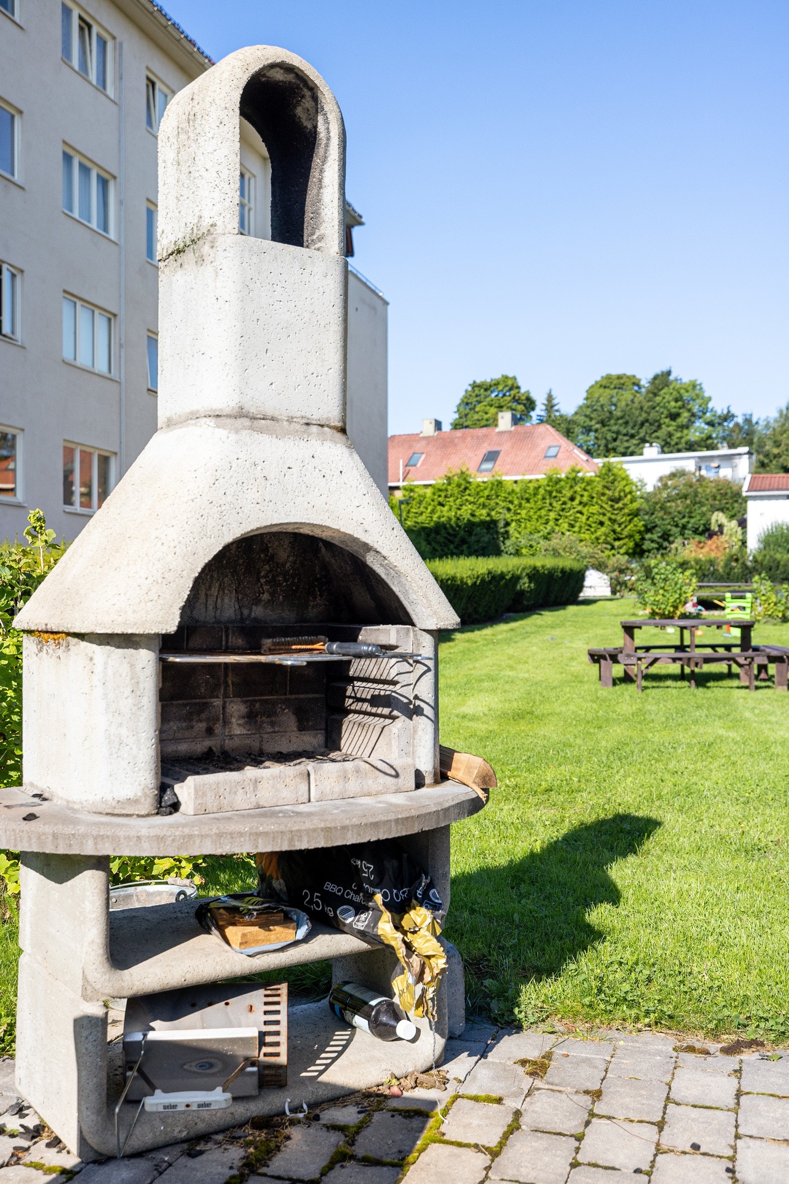 Parkmessige fellesarealer med grill, flere sittegrupper, stor plen og beplantning. Galleribilde