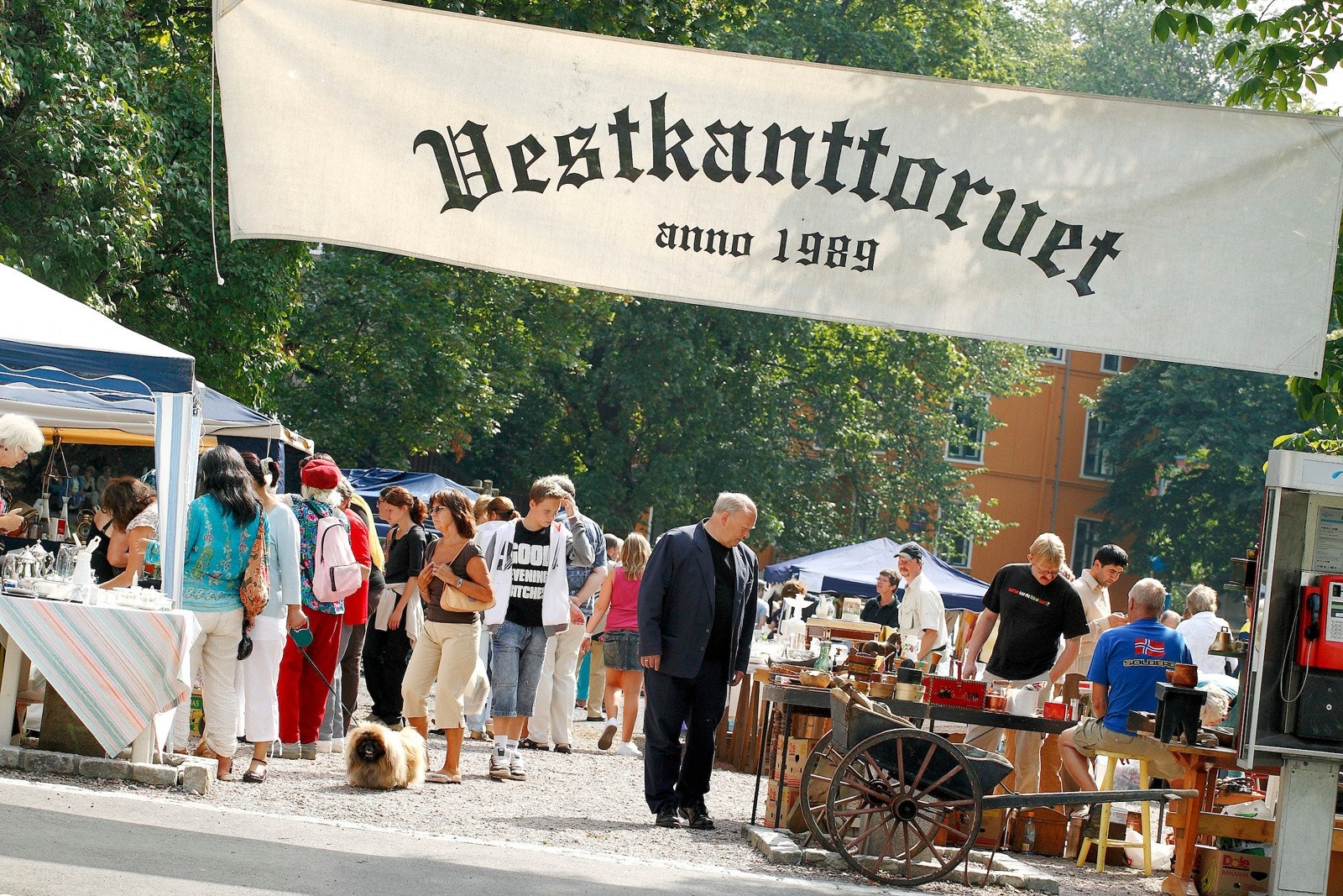 Vestkanttorvet med marked på Lørdager. Galleribilde
