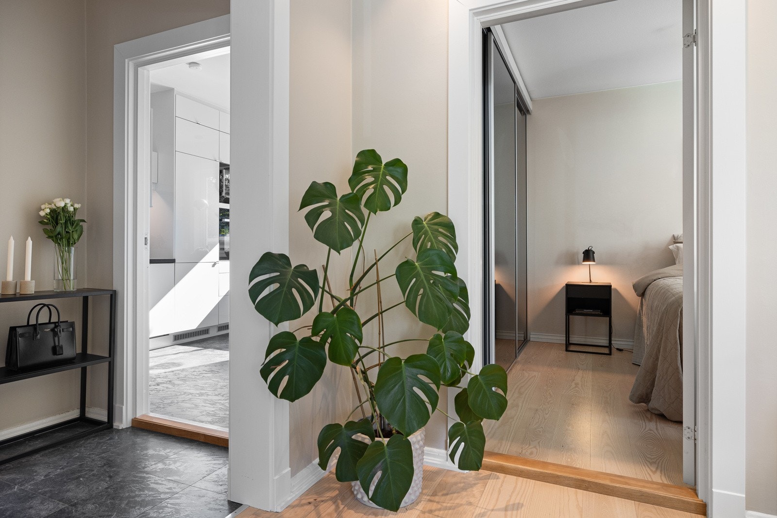Innbydende entré med lyse, slette overflater og slitesterkt pvc-gulv. Galleribilde