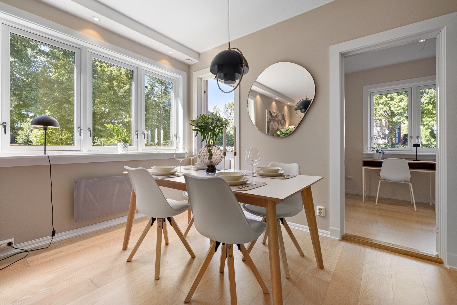 Naturlig soneinndeling med god plass til sofagruppe og spisestue. Galleribilde
