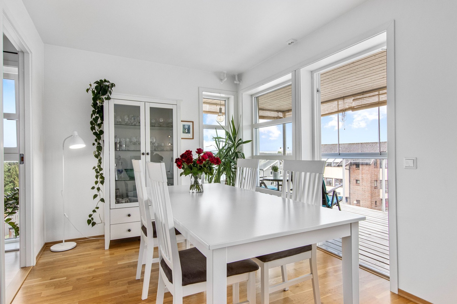 Spisebord ved utgang til terrasse. Gjestesoverommet ligger til venstre. Galleribilde