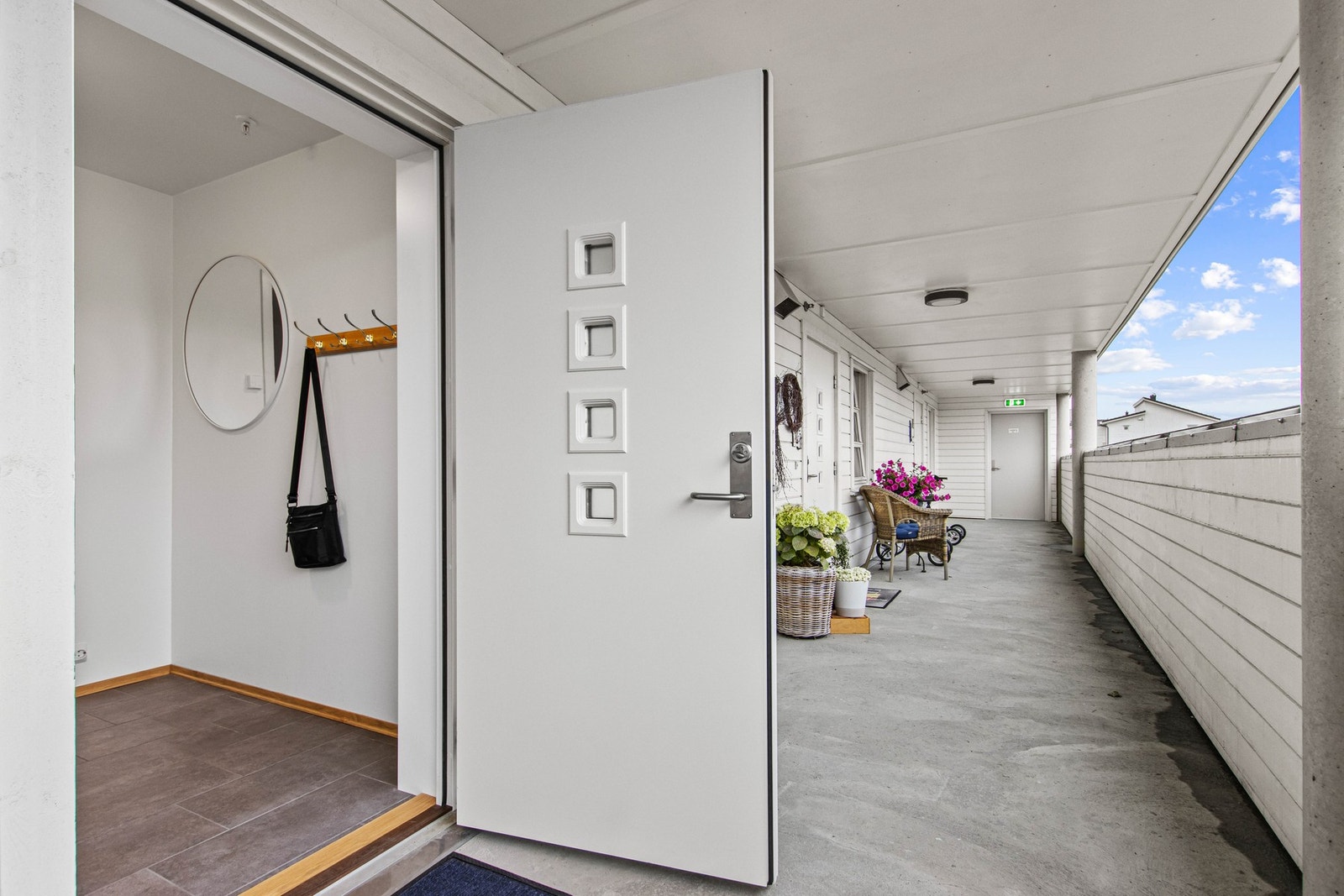 Romslig svalgang. Galleribilde
