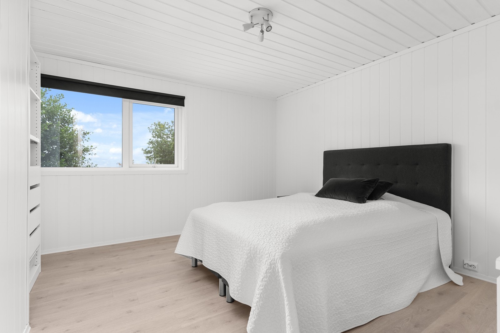 Soverom som tilhører hoveddelen er lyst og fint og har garderobeløsning. Galleribilde