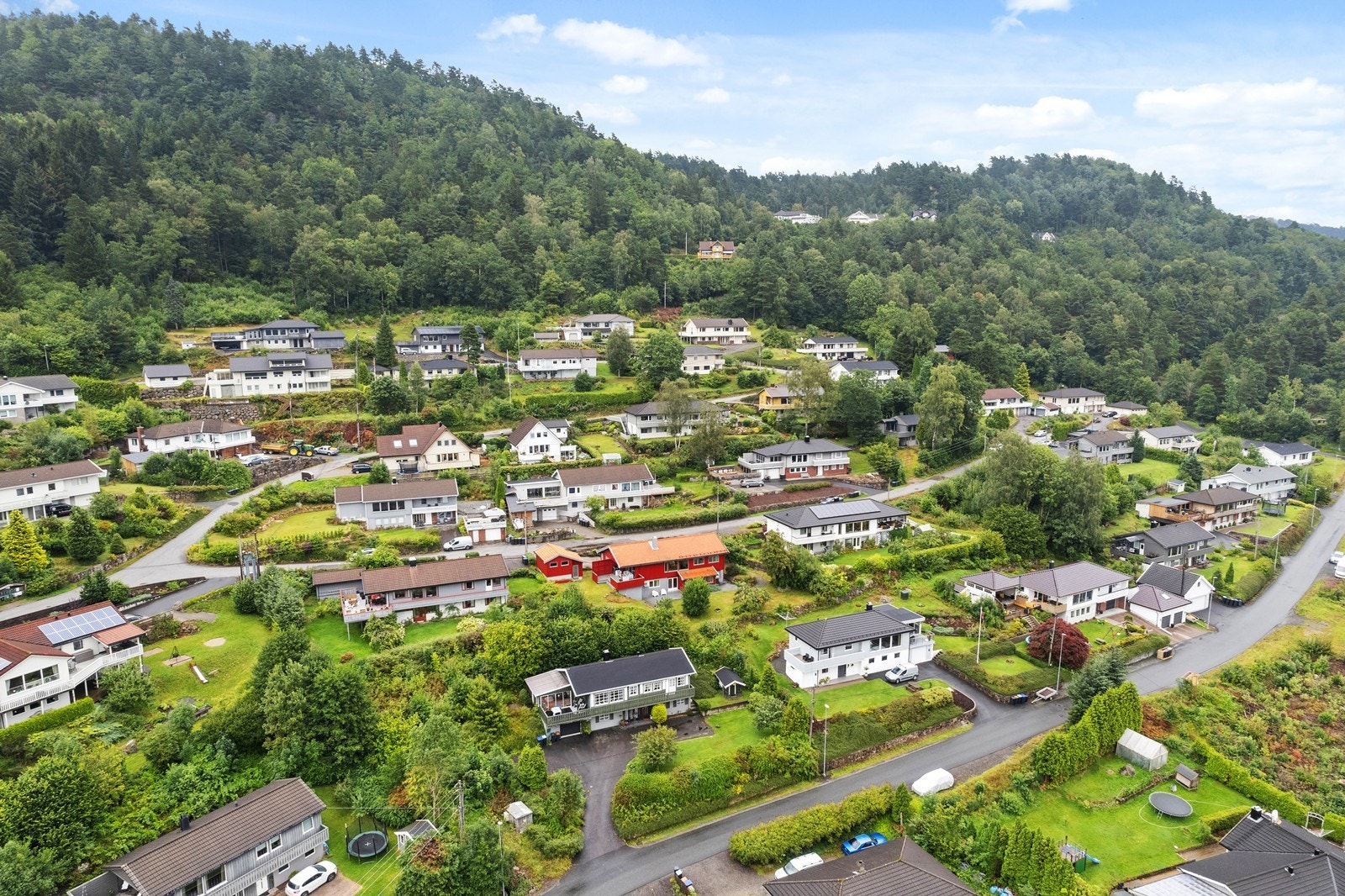 Boligen har en flott beliggenhet på en solrik tomt i Romskogen på Rom i Lyngdal. Her får du handlet og ordnet det aller meste i nye Handelsparken med alt av matbutikker, kaféer, klesbutikker, bank m.m. Galleribilde