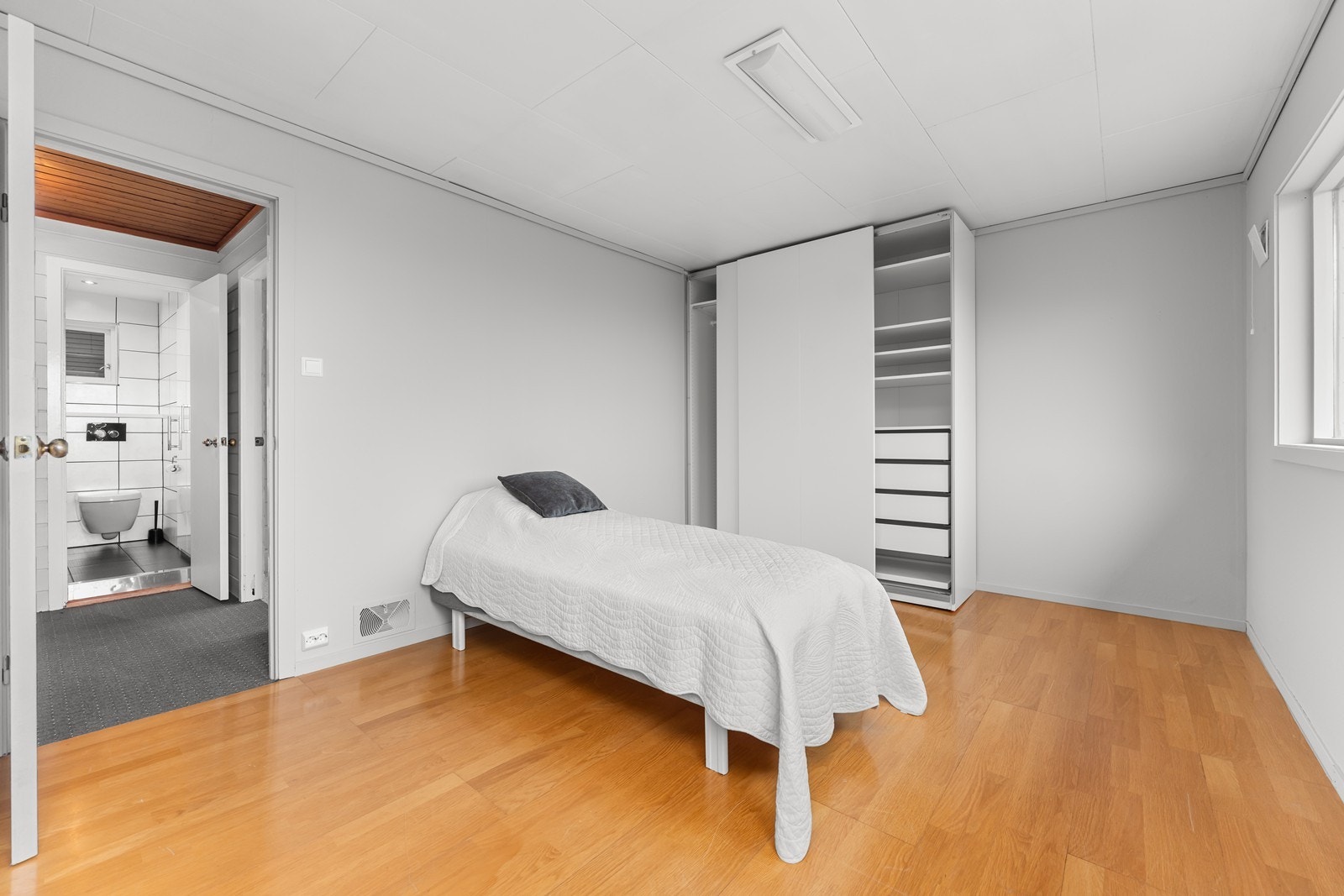 Hovedsoverom ligger i front og har
skyvedørsgarderobe. Galleribilde