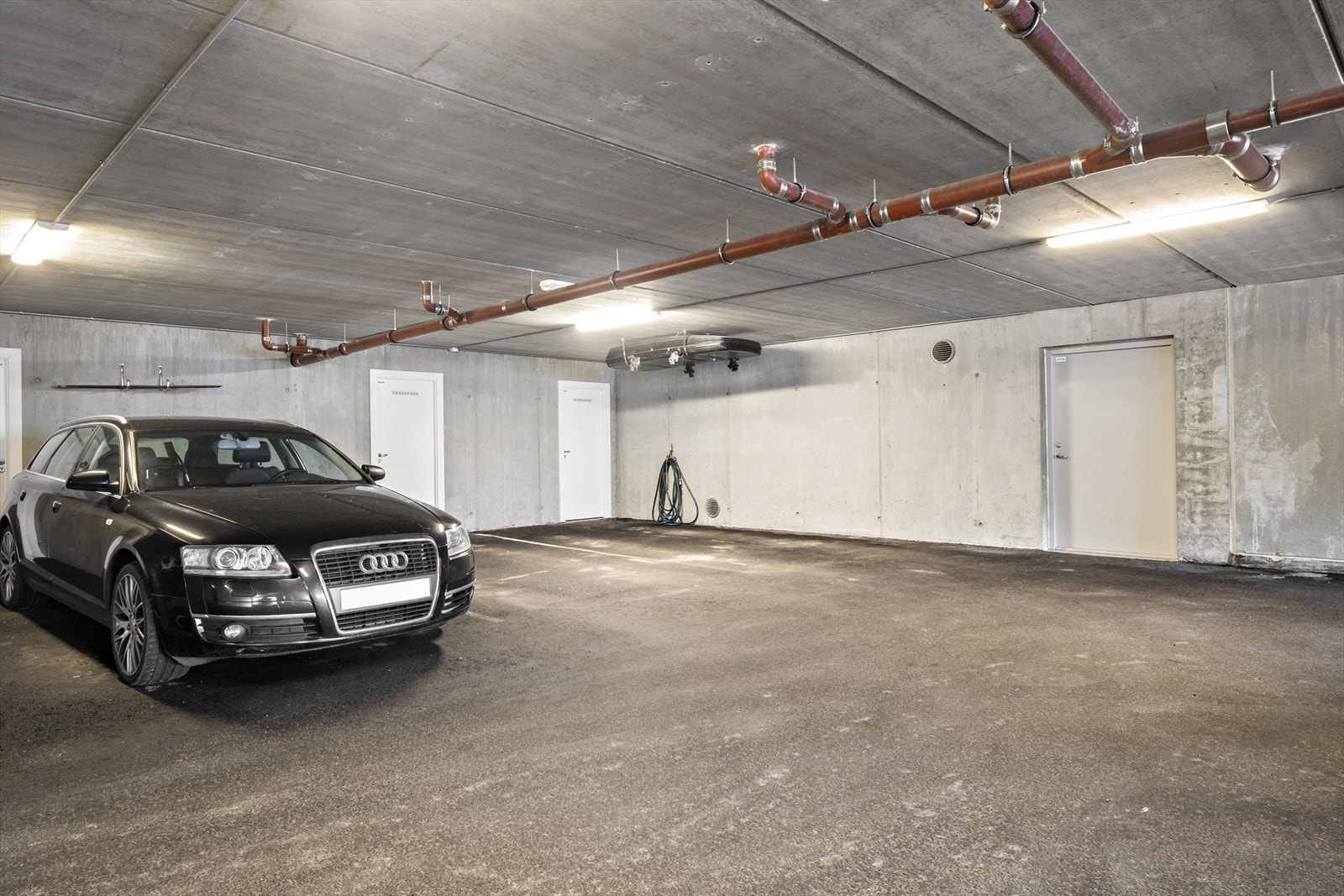 Leilegheita har fast parkeringsplass samt sportsbod i felles garasjeanlegg Galleribilde