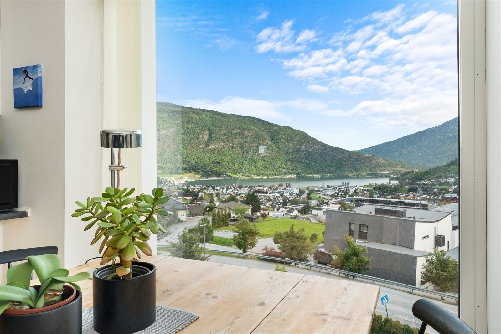 Her brukar du ca. 10 minutt å gå til Campus med vidaregåande, høgskulen, trening- og klatresenter Galleribilde