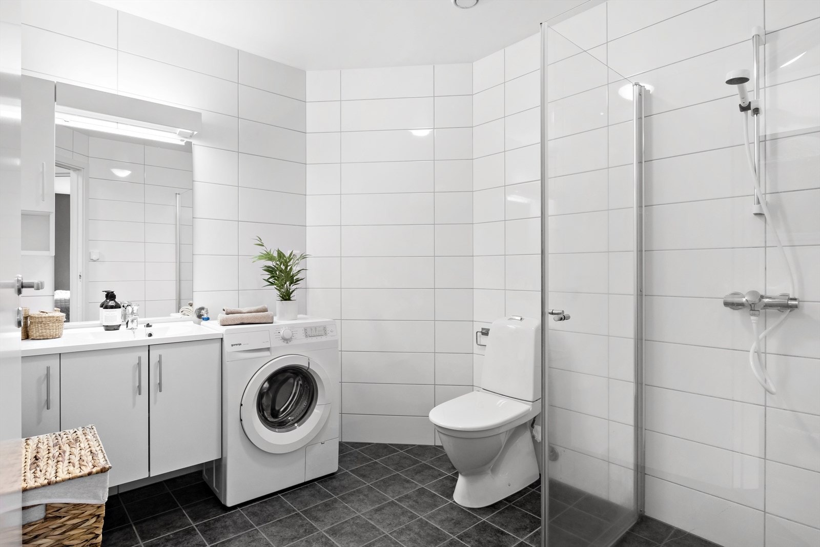 Badet er heilflisa og har varmekabel i golv. Innredning med dusj, serbvant og toalett. Opplegg til vaskemaskin. Galleribilde