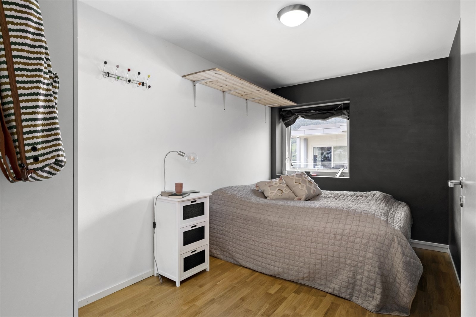 Leilegheita har tilsaman 2 soverom på ca. same storleik. Galleribilde