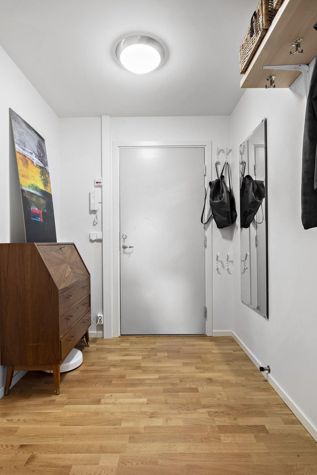 Inngangsparti med plass til oppbevaring av ytterklede, sko og anna. Galleribilde