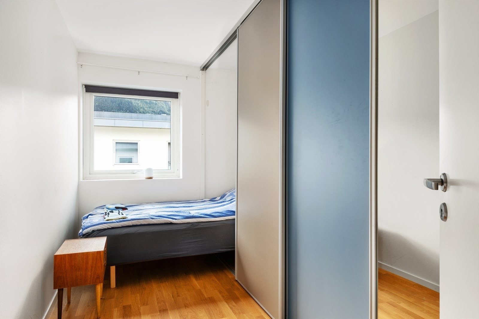 Soverom 2 har ein stor praktisk skyvedørsgraderobe. Galleribilde
