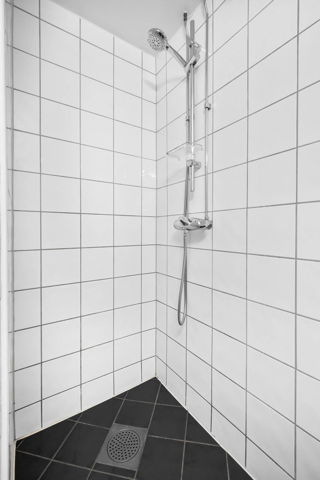 Badet har en egen praktisk nisje for dusjen. Galleribilde