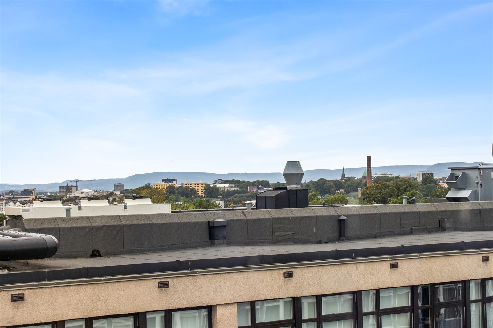 Balkongen er omtrent sør-vestvendt og har et flott utsyn. Galleribilde