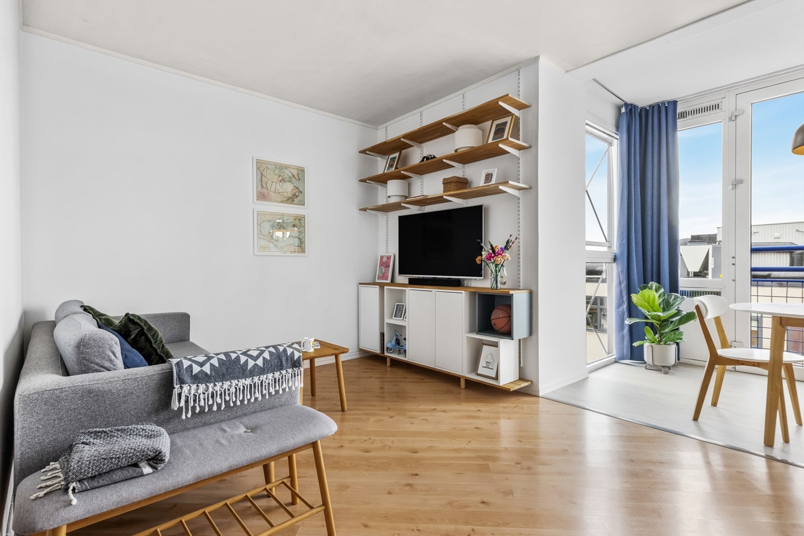 Stuen er av god størrelse og oppfattes som innbydende og delikat. Galleribilde
