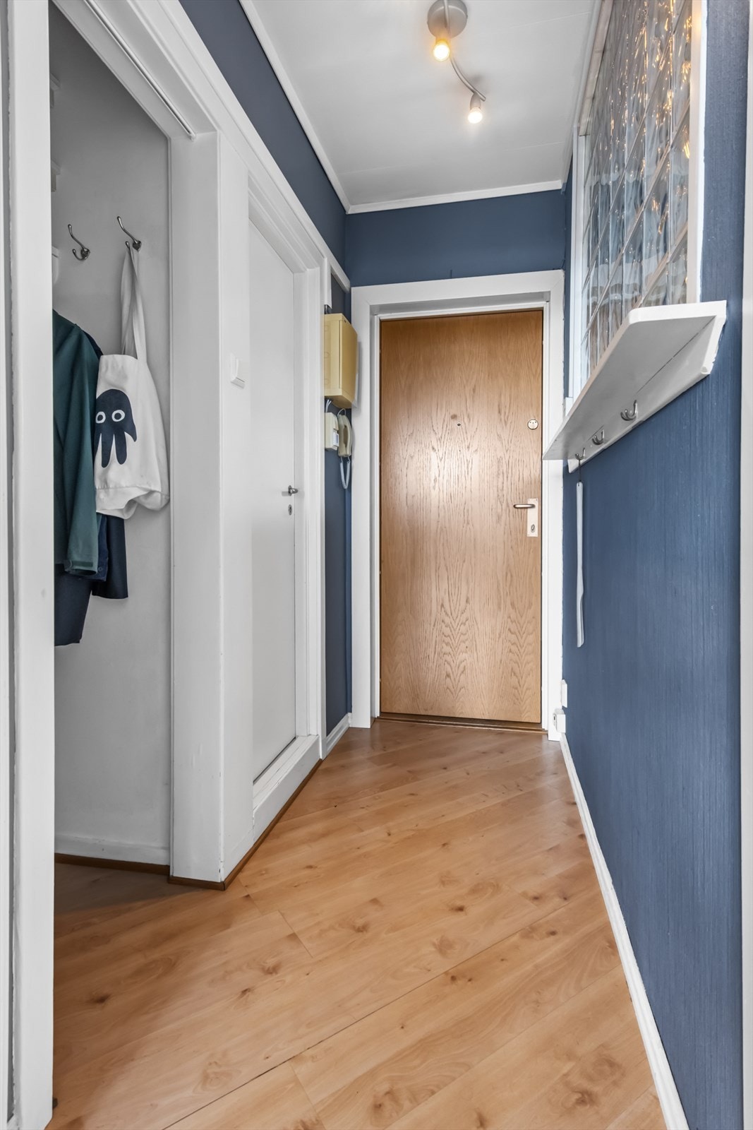 Velkommen inn! I entréen er det montert dørcalling hvor man enkelt kan slippe gjester inn fra bakkeplan. Galleribilde