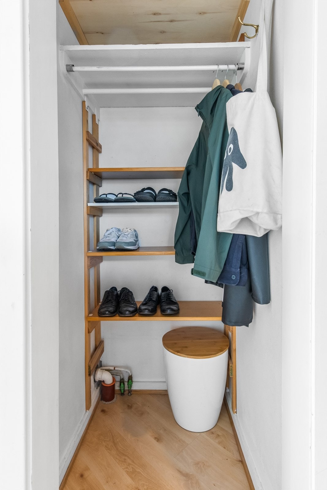 I tilknytning til entréen har man tilgang på et praktisk kott hvor man kan henge opp jakker og sette fra seg sko. Galleribilde