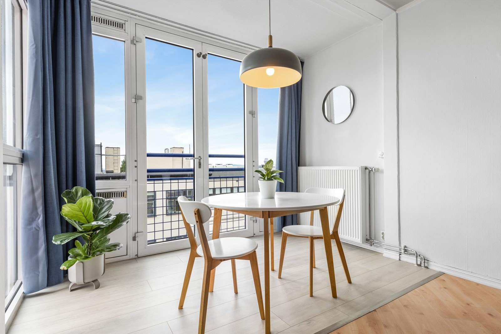 Rommet har store vindusflater som slipper inn rikelig mengder med naturlig lys. Galleribilde