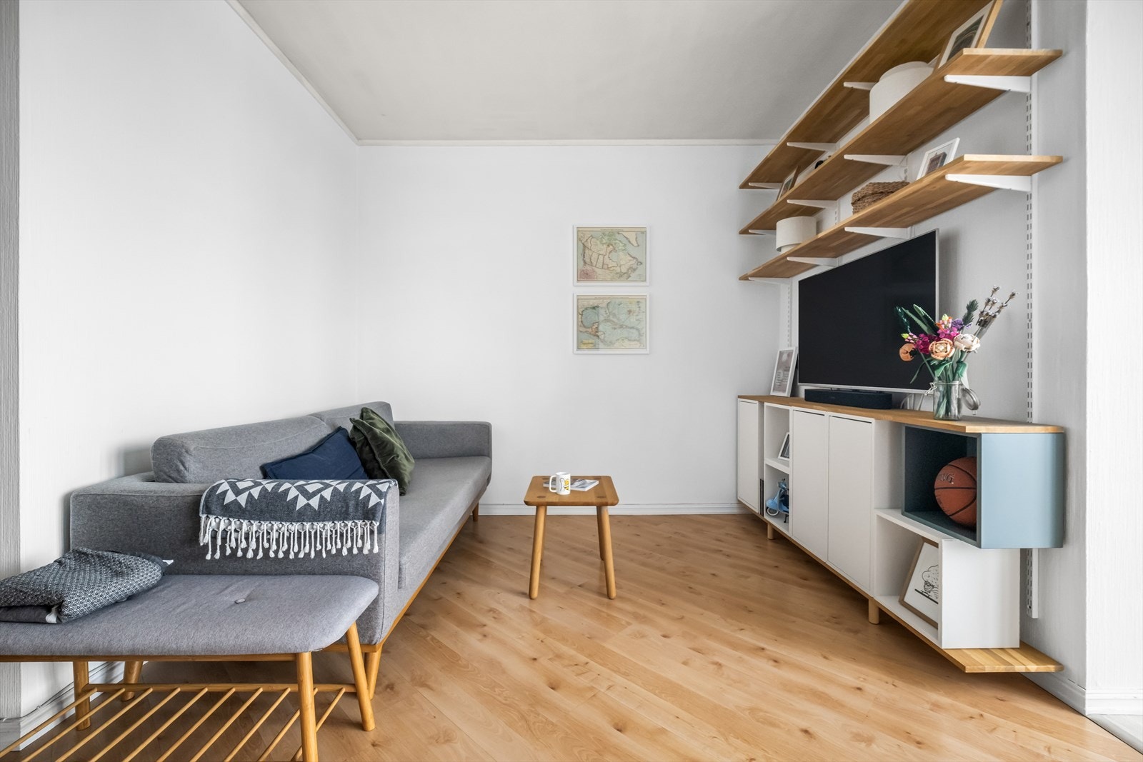 Her er det en egen hyggelig nisje for sofa, tv og annet tilhørende møblement. Galleribilde