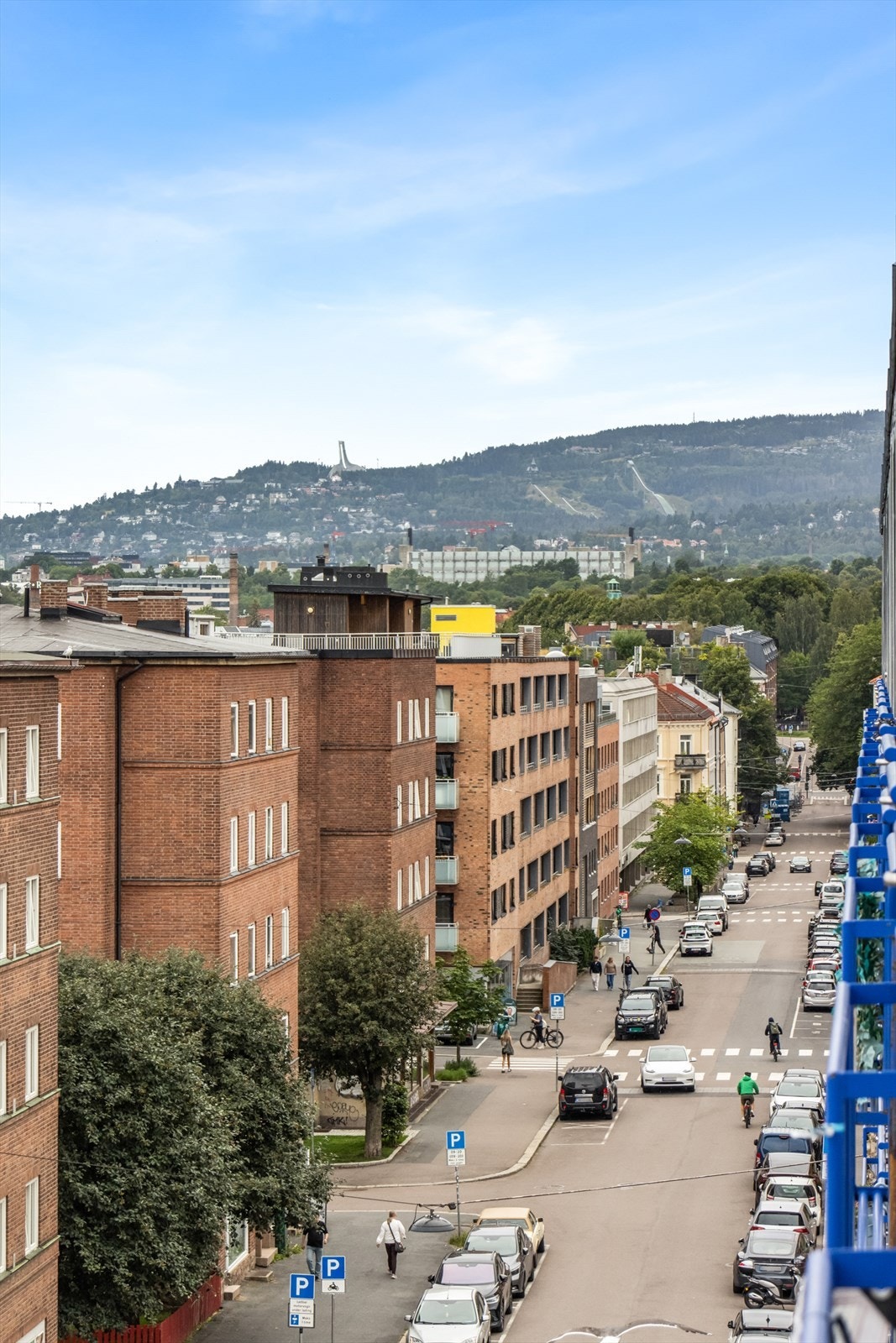 Fra balkongen har man i tillegg et herlig utsyn opp mot Holmenkollen. Galleribilde