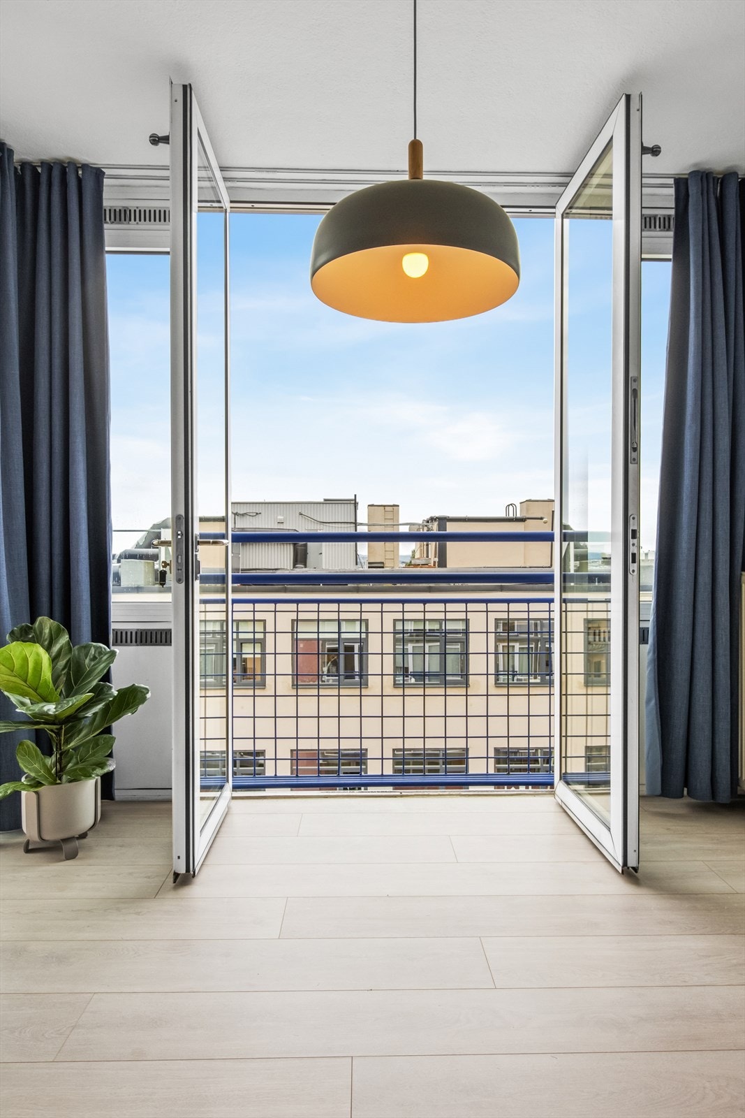 Ved å åpne dørene helt opp kan man nyte gode solforhold. Galleribilde