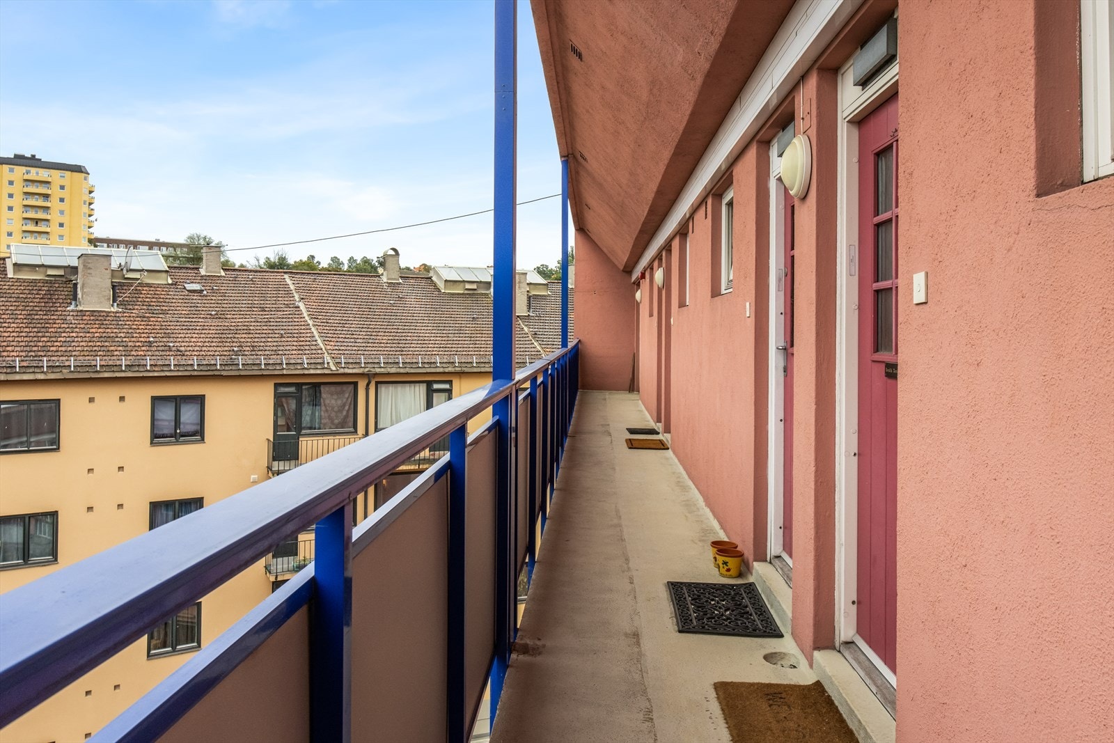 Boligen har et hyggelig utvendig inngangsparti. Galleribilde