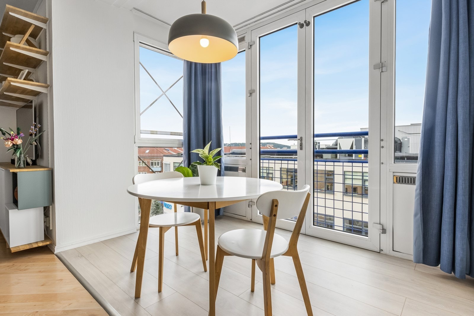 Her har man plass til et koselig spisebord hvor man kan nyte et herlig utsyn. Galleribilde