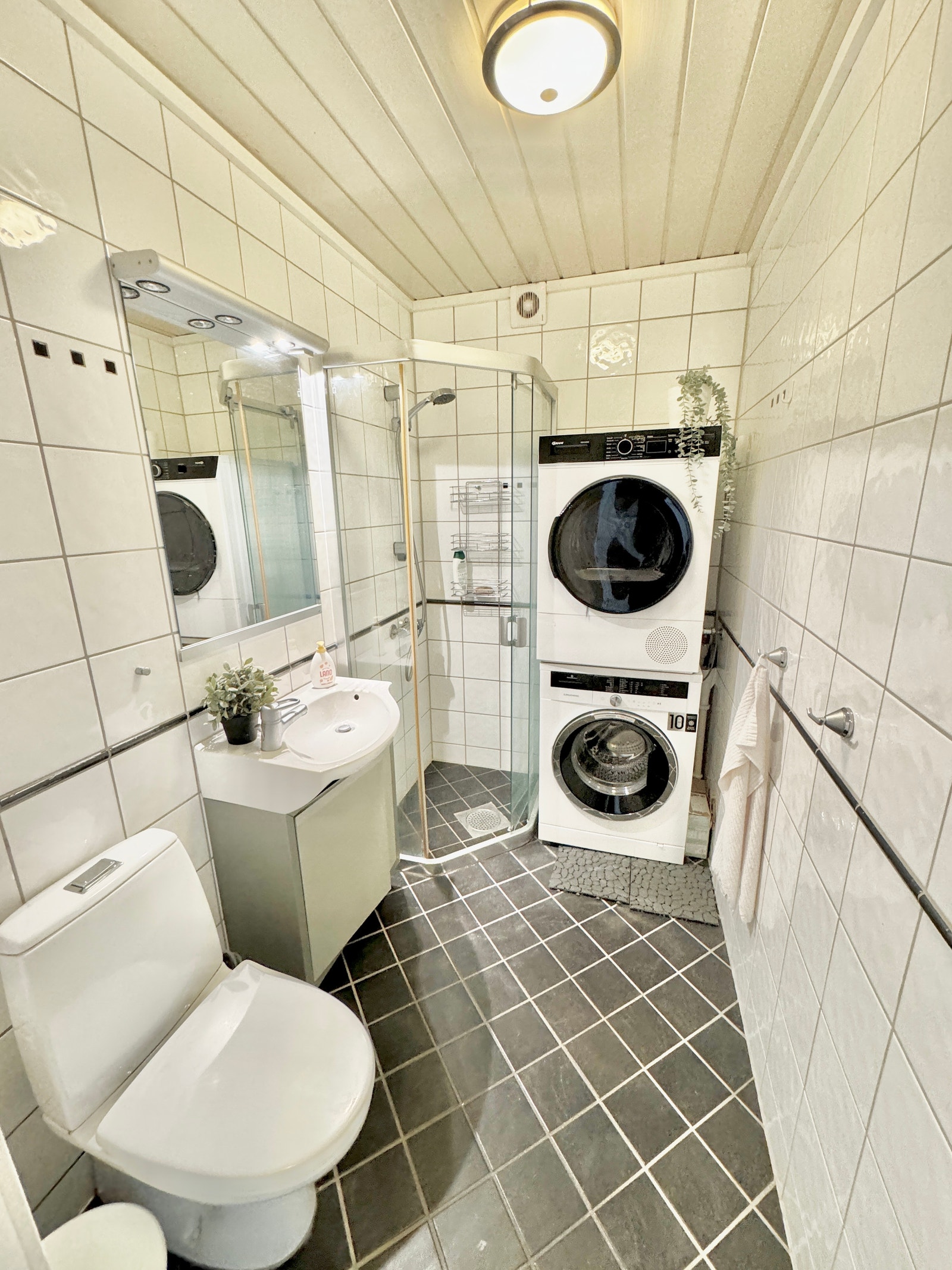 Bad med varmekabler og vask/tørk Galleribilde