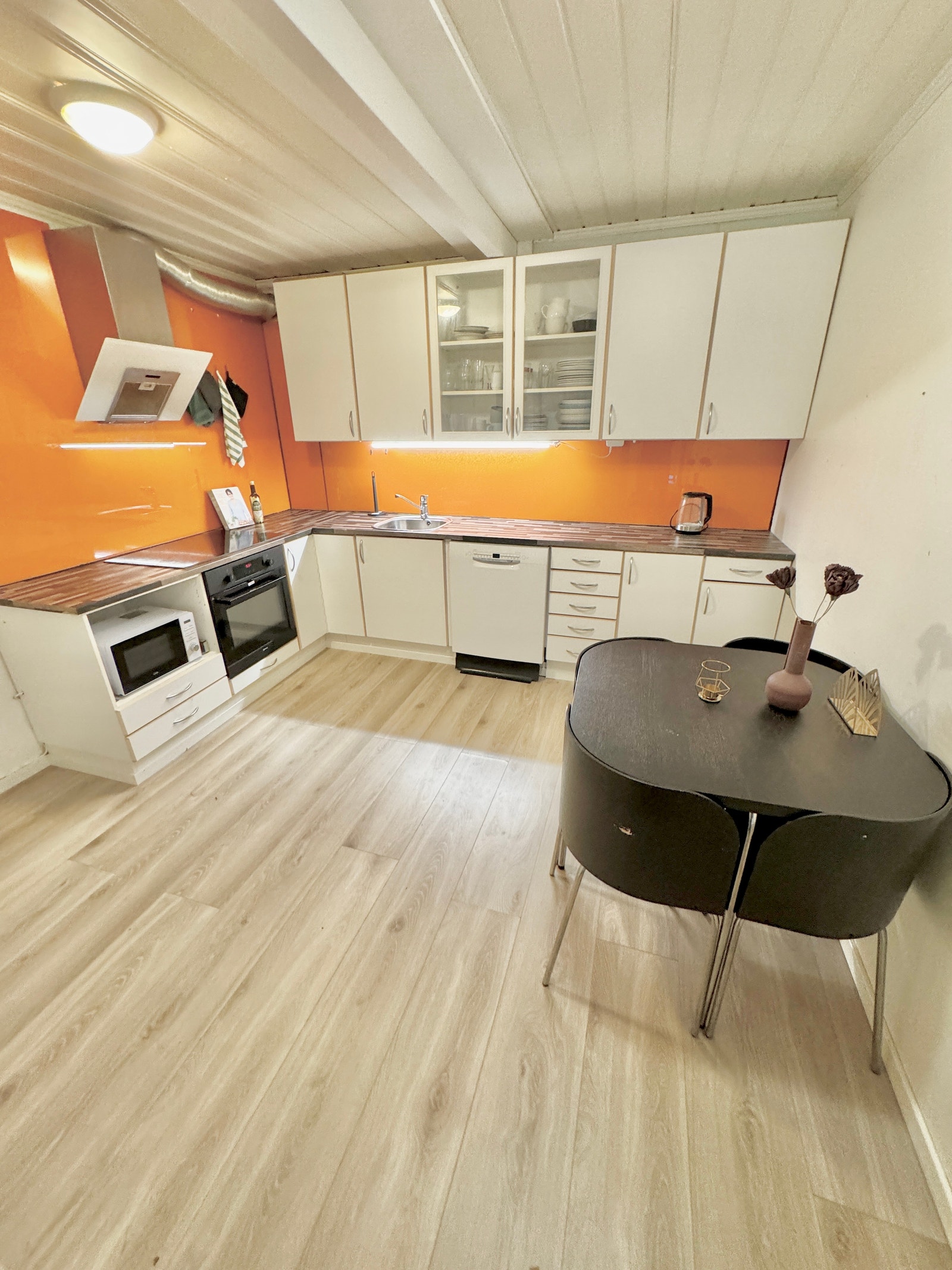 Fullt utstyrt kjøkken med egen spiseplass til alle fire Galleribilde