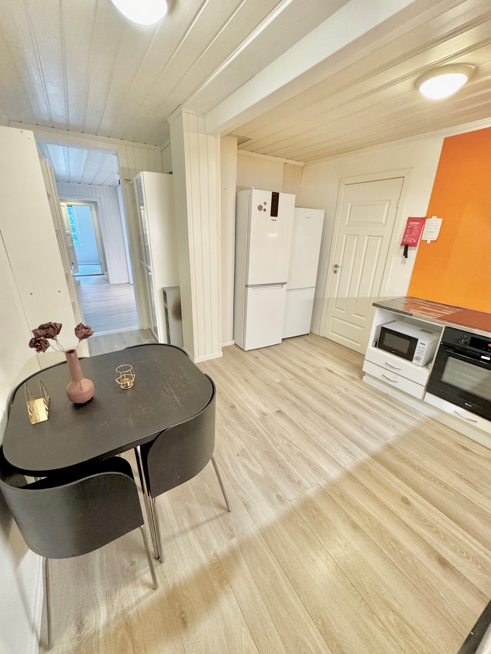 Romslig kjøkken med spiseplass Galleribilde