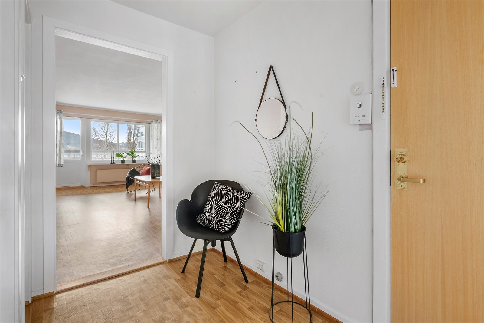 Til venstre i felles gang kommer du inn til en entréen med plass til oppbevaring av yttertøy og sko. Her er
callinganlegget med døråpner montert. Fra entreen er det inngang til bad, toalettrom, begge soverom, stue og kjøkken. Galleribilde