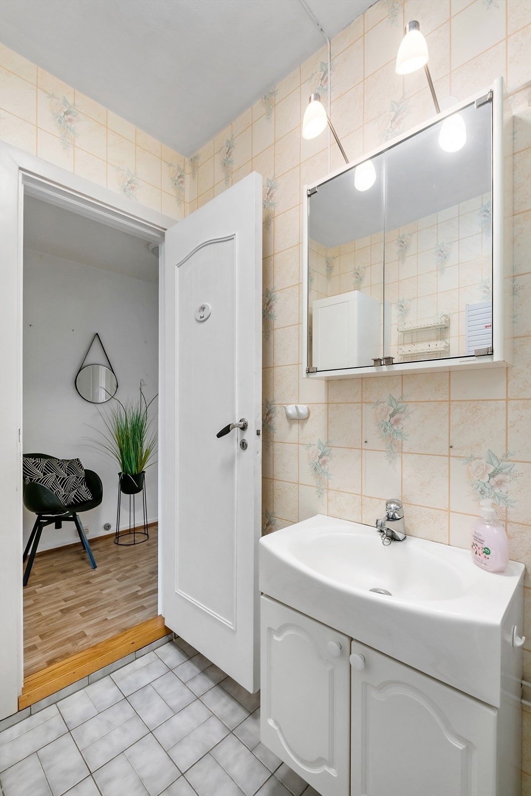 Badet mot entrèen. Baderomsinnredning. Galleribilde