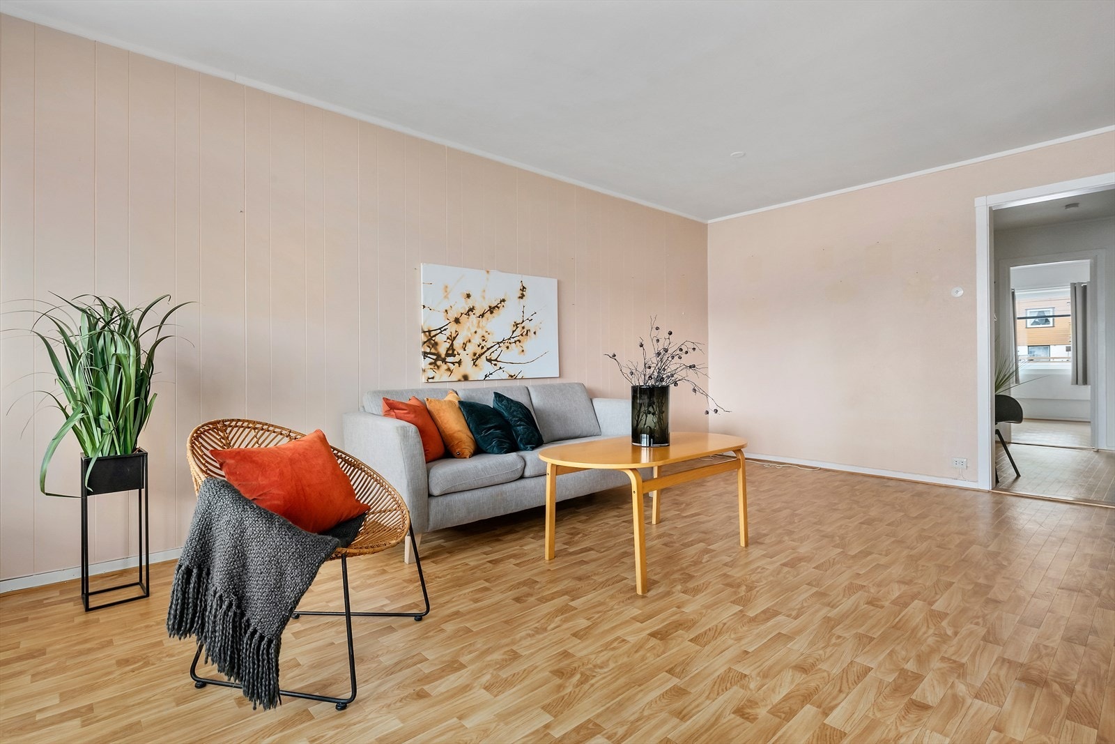 Leiligheten består av entré, 2 soverom, bad, toalettrom, stue og kjøkken. Galleribilde