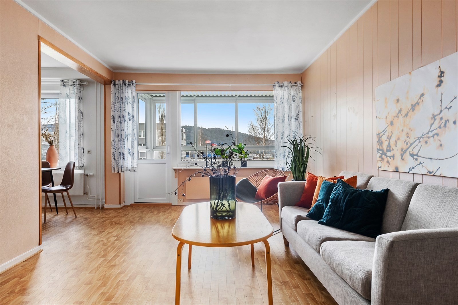 Fra stuen har du direkte utgang til leilighetens innglasset
balkong. I tillegg er det 2 egne boder og felles boder i kjelleren til oppbevaring Galleribilde