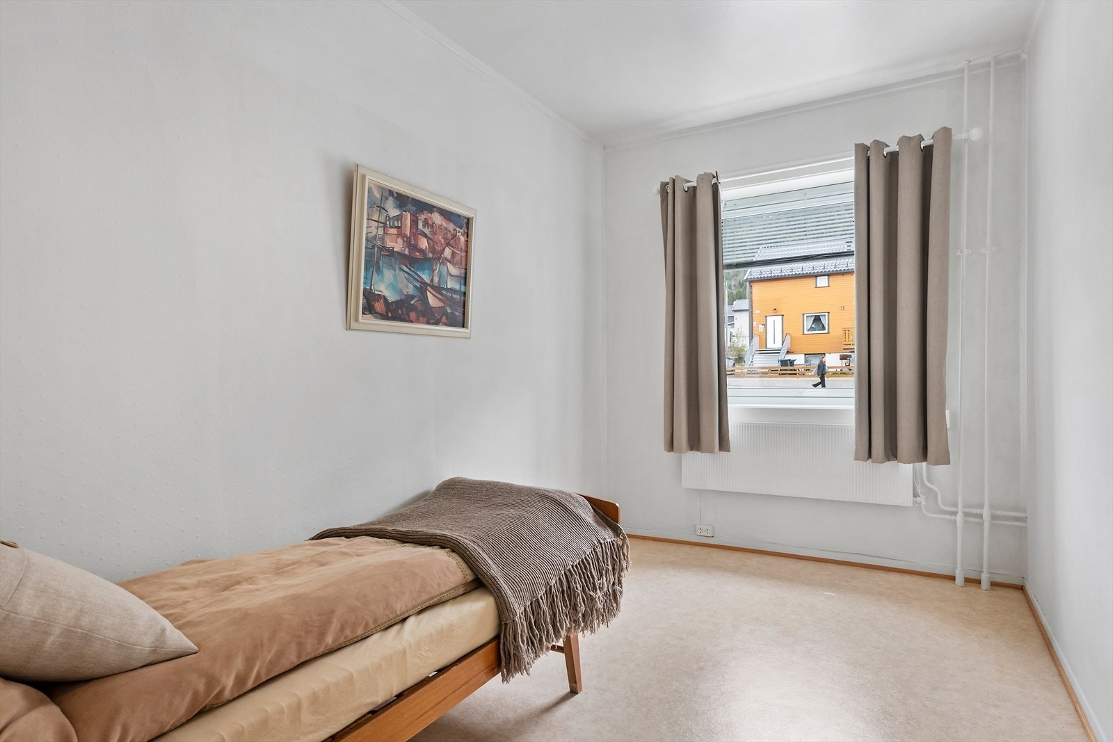 Begge soverom er lyse og vender bakover mot hoppbakken. Galleribilde