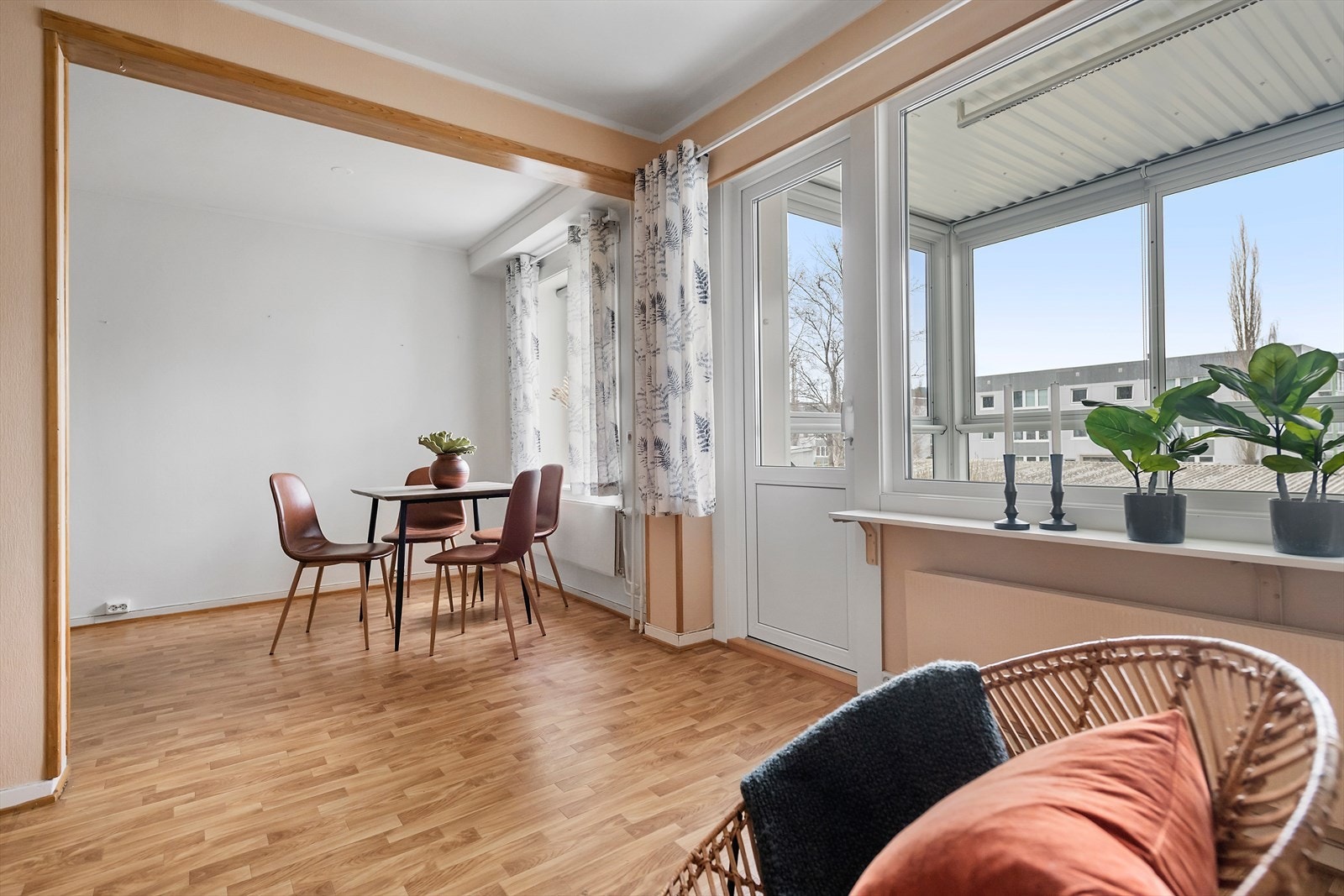 Stue med åpne portal mot kjøkkenet og spisestuen. Galleribilde
