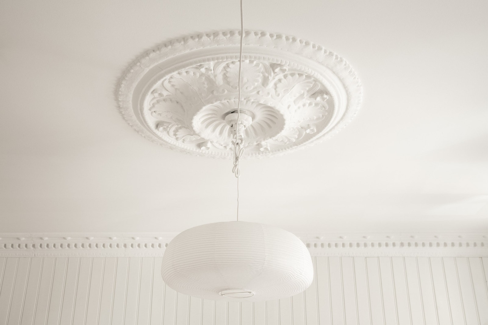 Detaljer som stukkatur og rosett. Galleribilde