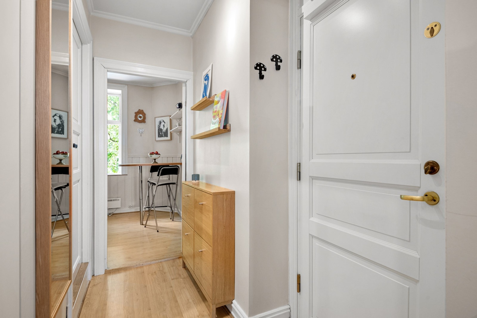 Hyggelig entré med oppbevaringsmuligheter. Galleribilde