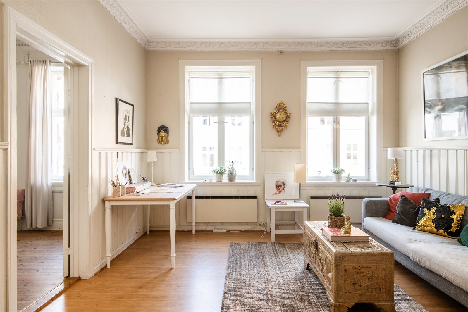 Store vindusflater med dype vinduskarmer slipper inn rikelig med dagslys. Galleribilde