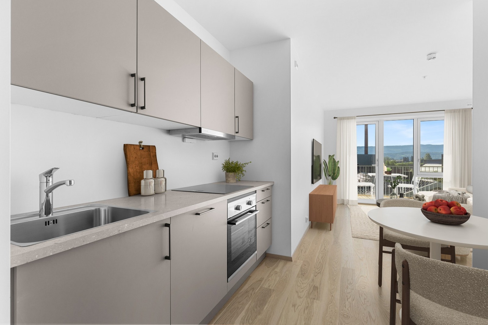 Åpen stue- og kjøkkenløsning med innredning fra HTH Galleribilde