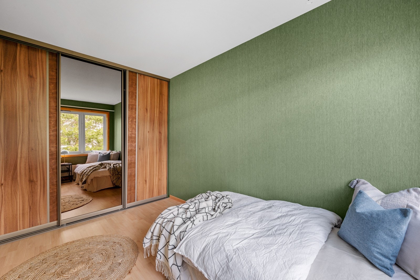 Stor skyvedørsgarderobe som dekker en helt kortvegg på soverommet. Galleribilde