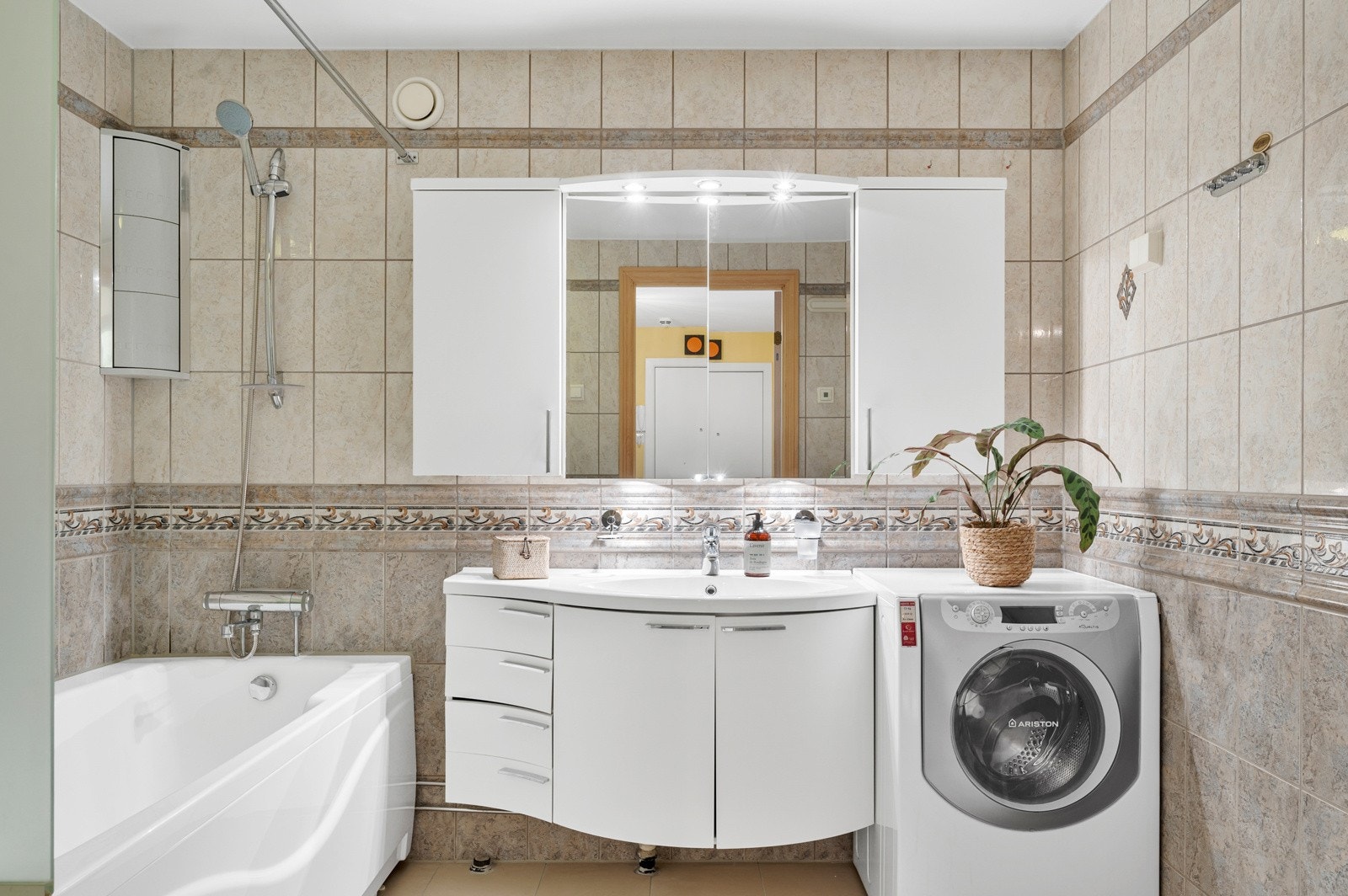 Flislagt baderom fra 2002 med gulvvarme. Det er opplegg for vaskemaskin på badet. Galleribilde