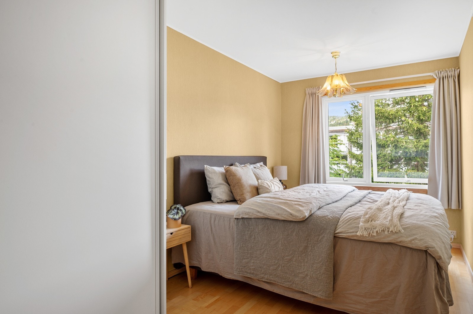 Romslig hovedsoverom med god plass til dobbeltseng. Galleribilde