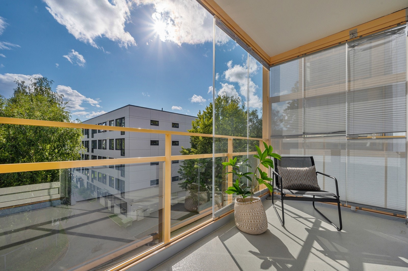 På balkongen er det god plass til utemøblement og gassgrill kan benyttes. Galleribilde