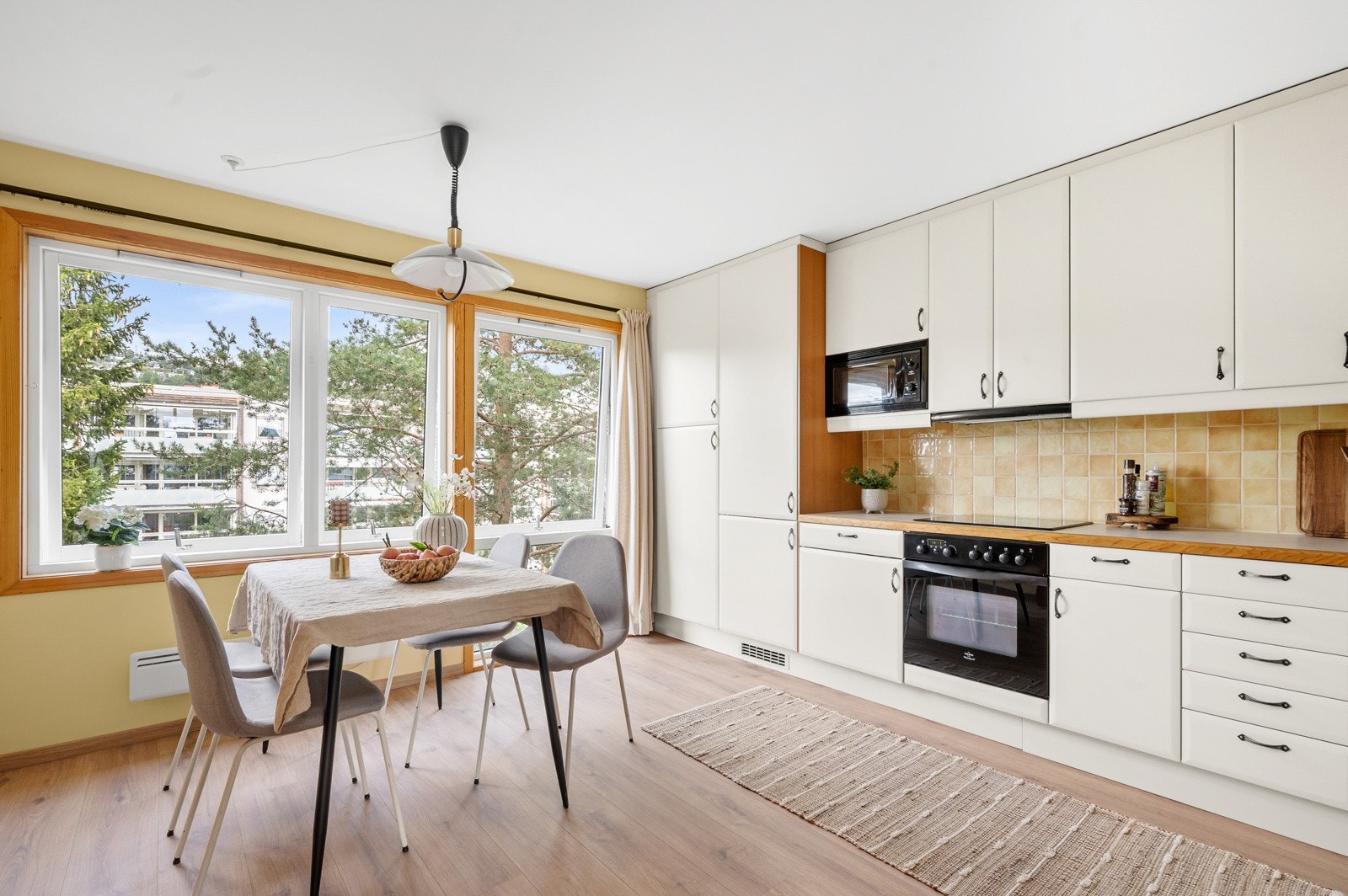 Kjøkkenet er utstyrt med integrerte hvitevarer som komfyr, platetopp, mikro og kjøleskap med frysedel. Ventilater er plassert i overskap med kullfilter. Galleribilde
