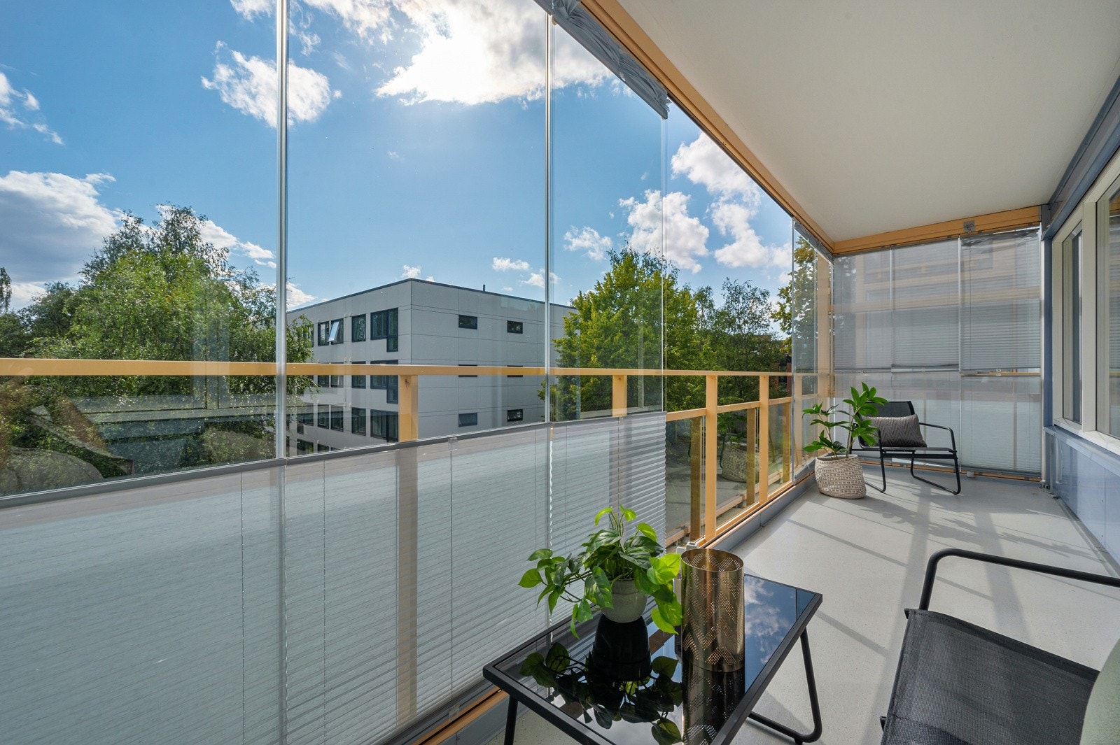 Leiligheten har en stor sydvestvendt balkong på ca. 10 kvm med gode solforhold. Galleribilde