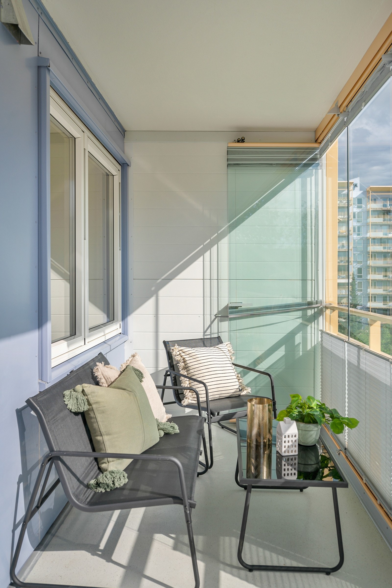 Balkongen er innglasset som gjør at man kan benytte seg av den utover sommersessongen. Glasset kan enkelt skyves til siden og åpnes helt. Galleribilde