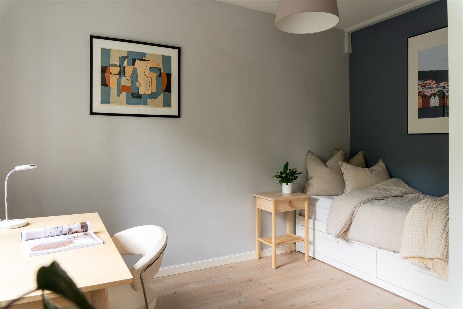 Det er også god plass til en dobbeltseng eller uttrekkbar seng så rommet kan brukes som gjesterom/barnerom og lignende. Galleribilde